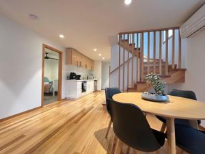 uma sala de jantar e cozinha com mesa e cadeiras em Coastal Beauty on Bruce em Inverloch