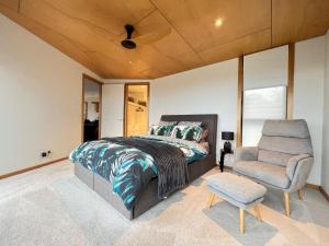 um quarto com uma cama e uma cadeira em Coastal Beauty on Bruce em Inverloch
