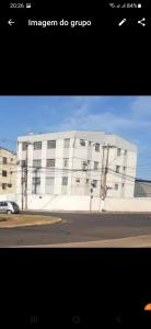 un edificio blanco al lado de una calle en Apto aconchegante cuiaba en Cuiabá