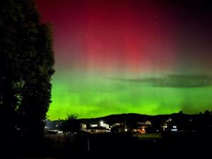 an aurora in the sky at night at Cambridge House Breakfast & Bed in Geeveston