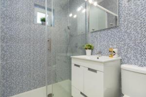 La salle de bains est pourvue d'une douche, de toilettes et d'un lavabo. dans l'établissement A Casa do Jamor, à Cruz Quebrada
