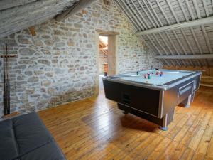 - un billard dans une pièce dotée d'un mur en pierre dans l'établissement Bedecked Holiday Home in Vielsalm with Sauna, à Vielsalm