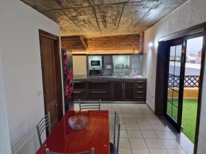 伊科德德洛斯維諾斯的住宿－Casa Nido，一间带桌子的用餐室和一间厨房