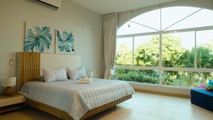 Posteľ alebo postele v izbe v ubytovaní Amazing Beachfront Villa - Palm House