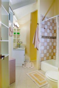 聖海倫娜的住宿－Rustridge Ranch & Winery，带淋浴、盥洗盆和卫生间的浴室