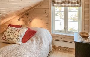 sypialnia z łóżkiem i oknem w obiekcie Nice Home In Veggli With Wifi w mieście Veggli