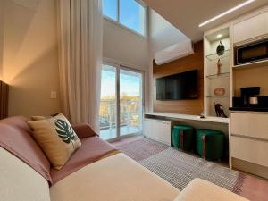Televisyen dan/atau pusat hiburan di Maravilhoso Loft 235 1 Suíte Centro by Achei