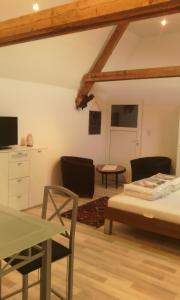 Sala de estar con cama y mesa en Apartment Idyle, en Bornheim