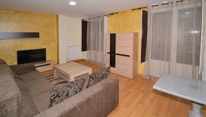 a living room with a couch and a tv at Apartamentos Turisticos Dormi2 in Zamora