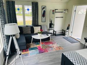 ein Wohnzimmer mit einem Sofa und einem Tisch in der Unterkunft Holiday home BRäNNö in Brännö