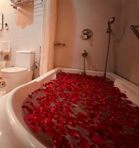 una bañera llena de pétalos de rosa roja en Nature Heaven Lodge, Mussoorie en Mussoorie