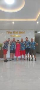 a group of people standing in a room at Khách sạn Thiên Minh - Dốc Lết in My Luong