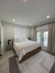 a bedroom with a large bed and a large window at Moses Lake Golf Retreat @ Resorts At Moses Pointe in Moses Lake