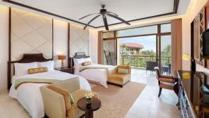 The St. Regis Sanya Yalong Bay Resort في سانيا: غرفة فندقية بسريرين وبلكونة