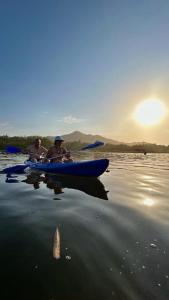 dos personas en kayaks en un cuerpo de agua en Apartamento Privado Palomino, en Palomino