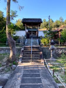 un conjunto de escaleras que conducen a un santuario en 絵本ホテル, en Nara