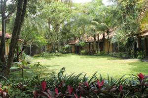 Kebun di luar Laras Asri Resort & Spa