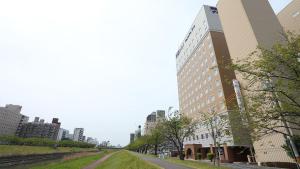 水户东横INN-水户站南口(Toyoko Inn Mito-Eki Minami-Guchi)的高楼林立的城市中一条空荡荡的街道