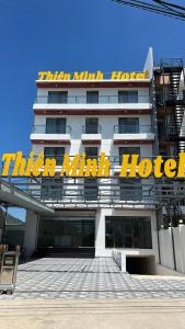 a hotel with a sign on the side of it at Khách sạn Thiên Minh - Dốc Lết in My Luong