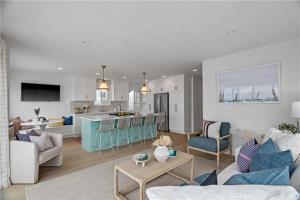 een woonkamer met een bank en een keuken bij Amazing location! Luxurious beach cottage.Ocean views in Manhattan Beach