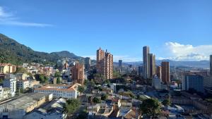 - une vue sur une ville avec de grands bâtiments dans l'établissement Apartaestudio San Martin, La Quinta, à Bogotá
