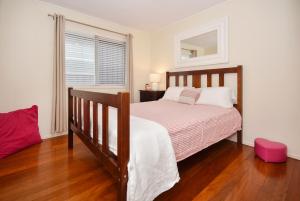מיטה או מיטות בחדר ב-Golden Beach Family & Friends Getaway ZC4