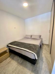 a bedroom with a large bed in a room at Apartamento con Excelente Ubicación en Envigado in Envigado