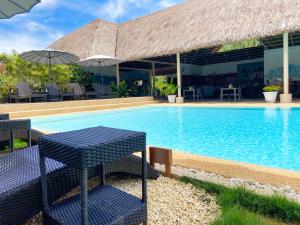 Bazén v ubytování Amihan Resort nebo v jeho okolí