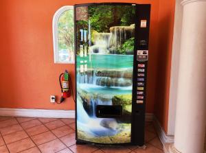 una máquina expendedora con una cascada pintada en ella en Relax Inn West Medical Center, en Little Rock