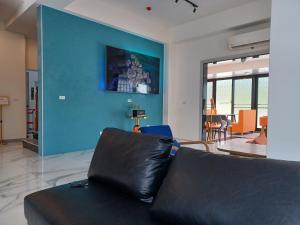 - un salon avec un canapé et un mur bleu dans l'établissement 111古坑行旅, 
