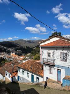 un edificio bianco con balcone sopra di Hostel Central a Ouro Preto