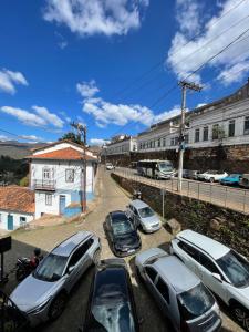 un gruppo di auto parcheggiate in un parcheggio di Hostel Central a Ouro Preto