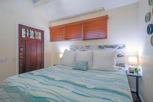 A bed or beds in a room at Spacious Princeville studio