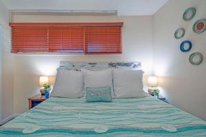 A bed or beds in a room at Spacious Princeville studio