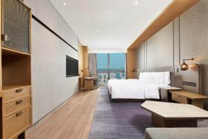 Postel nebo postele na pokoji v ubytování The Westin Zhongshan Guzhen