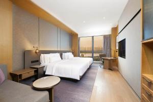 Postel nebo postele na pokoji v ubytování The Westin Zhongshan Guzhen