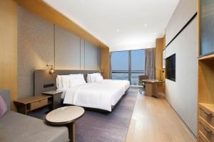 Postel nebo postele na pokoji v ubytování The Westin Zhongshan Guzhen