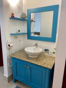 a bathroom with a blue sink and a mirror at Palmeraie Terrenas beach apartamento in Las Terrenas
