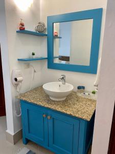 a bathroom with a blue sink and a mirror at Palmeraie Terrenas beach apartamento in Las Terrenas