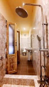 La salle de bains est pourvue d'une douche, de toilettes et d'un lavabo. dans l'établissement กมุทมาศ สวรรคโลก, à Ban Pa Muang (1)