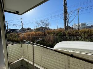 Blick auf einen Zaun von der Außenseite eines Gebäudes in der Unterkunft Credo Maison Kamakura - Vacation STAY 10394 in Kamakura