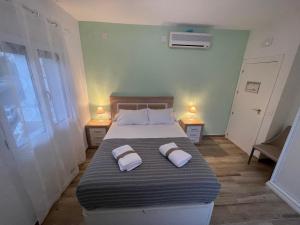- une chambre avec un lit et 2 oreillers dans l'établissement Apartamento Casa Vivian, à Mérida