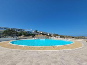 Bazén v ubytování Studio 12 Vue Mer Orient Bay nebo v jeho okolí