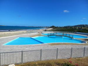 Bazén v ubytování Studio 12 Vue Mer Orient Bay nebo v jeho okolí