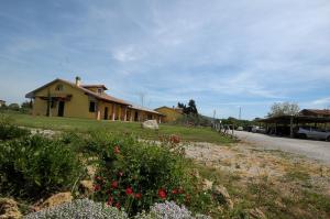 una casa sentada al costado de un camino en Agriturismo dal Pastore, en Follonica