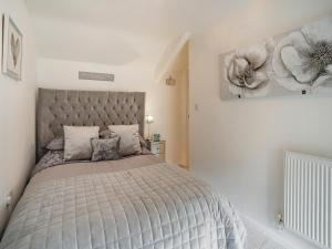 a bedroom with a bed and a painting on the wall at Melie-rose in Aberdare