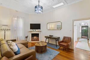 Un televizor și/sau centru de divertisment la Belle Escapes - Glenelg Cottage by Marina +15 fotografii