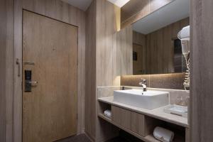 a bathroom with a sink and a mirror at Morning Hotel, Loudi Changqing Street Louxing Square in Loudi
