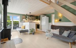 een woonkamer met een bank en een keuken bij Nice Home In Fars With Kitchen in Farsø