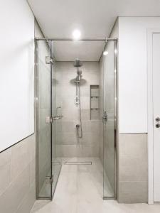 y baño con ducha y puerta de cristal. en Spacious 2 bedroom in Madinat Jumeirah Living, en Dubái